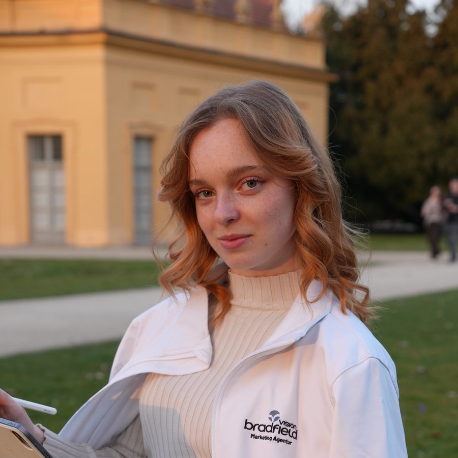 Teammitglied von Bradfield Vision mit iPad im Schlosspark